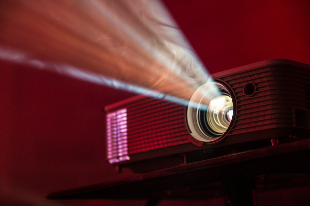 Laser TV og Ultra Short Throw: Fremtidens Visuelle Opplevelser